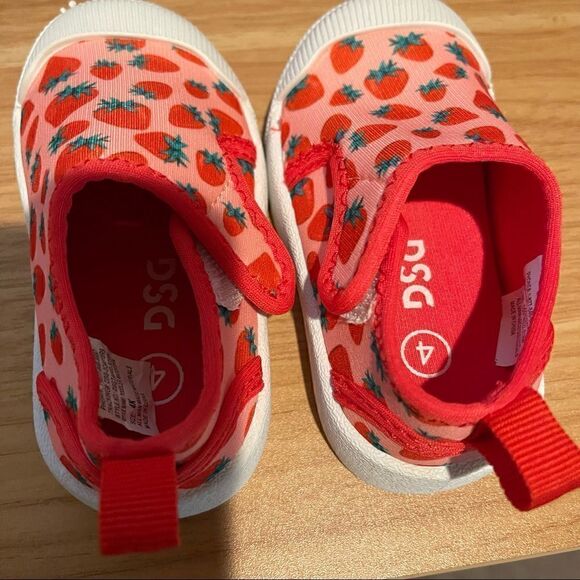 NWOT DSG water shoes strawberries size 4 - Picture 3 of 11